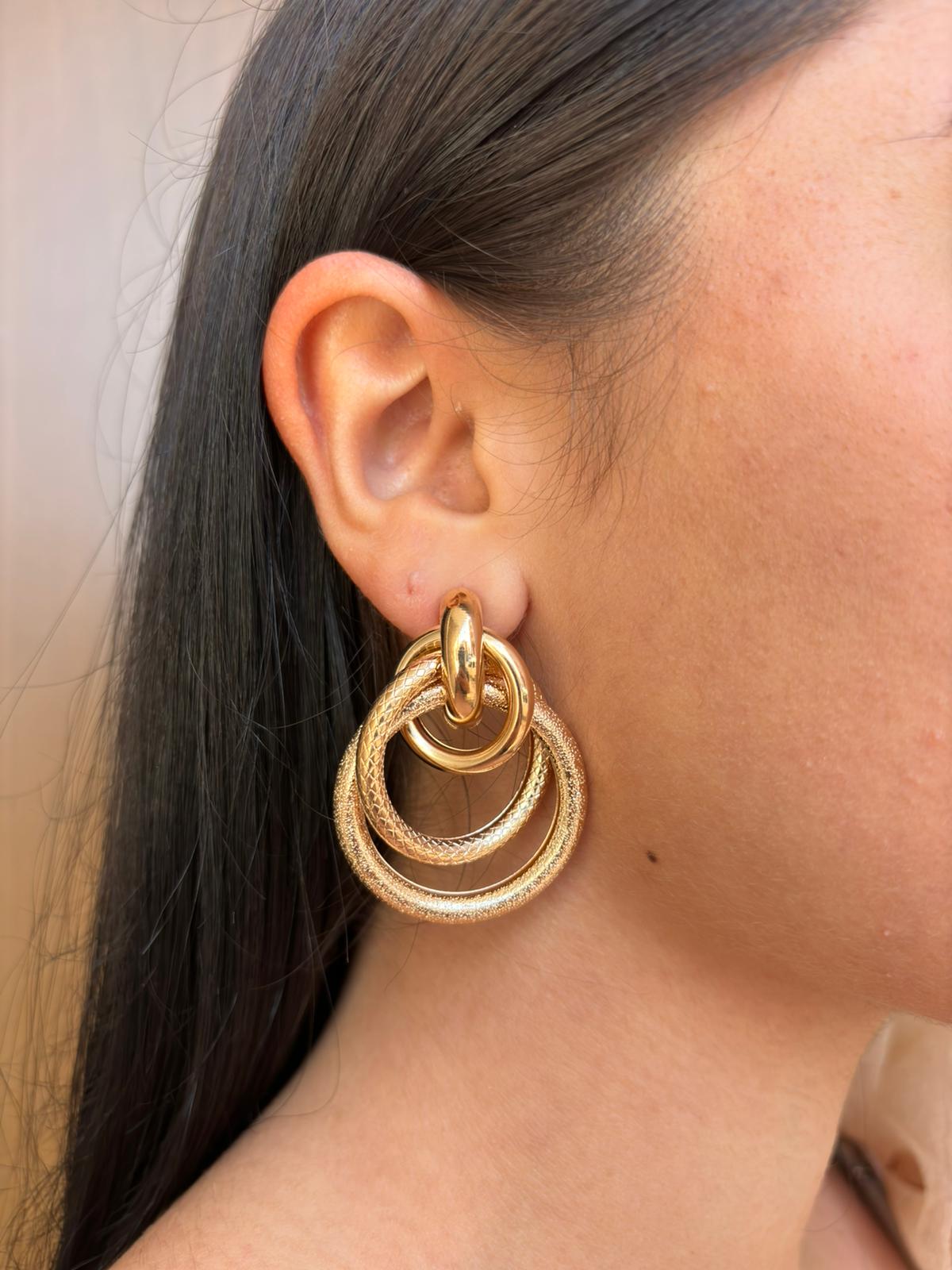 Orecchini uniti oro