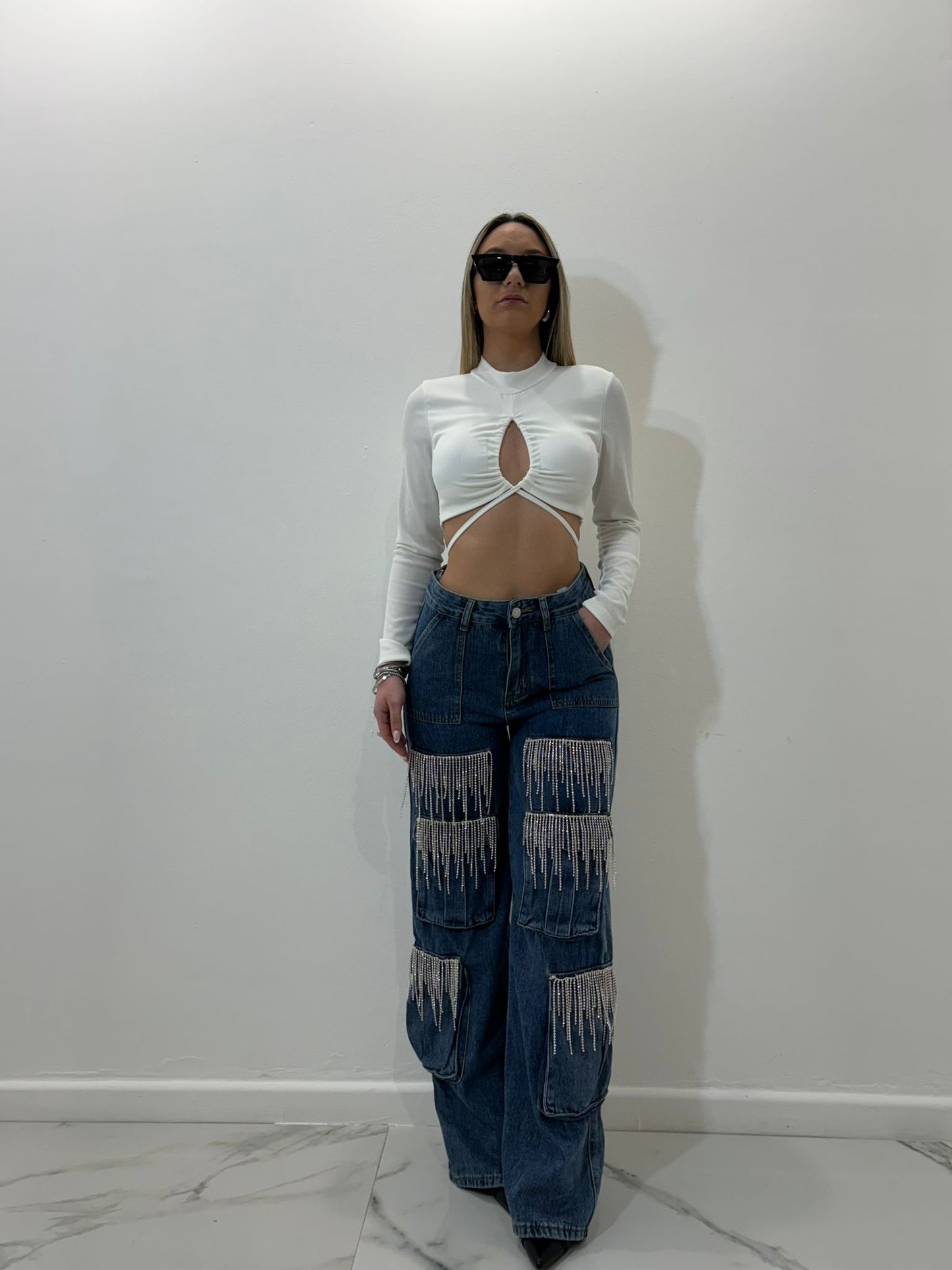 Jeans cargo con strass