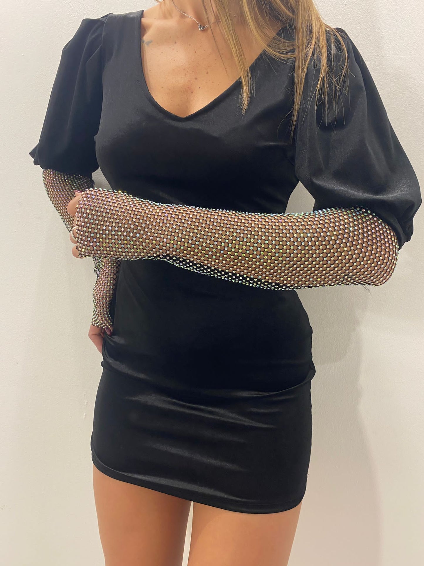 Abito con manica di strass