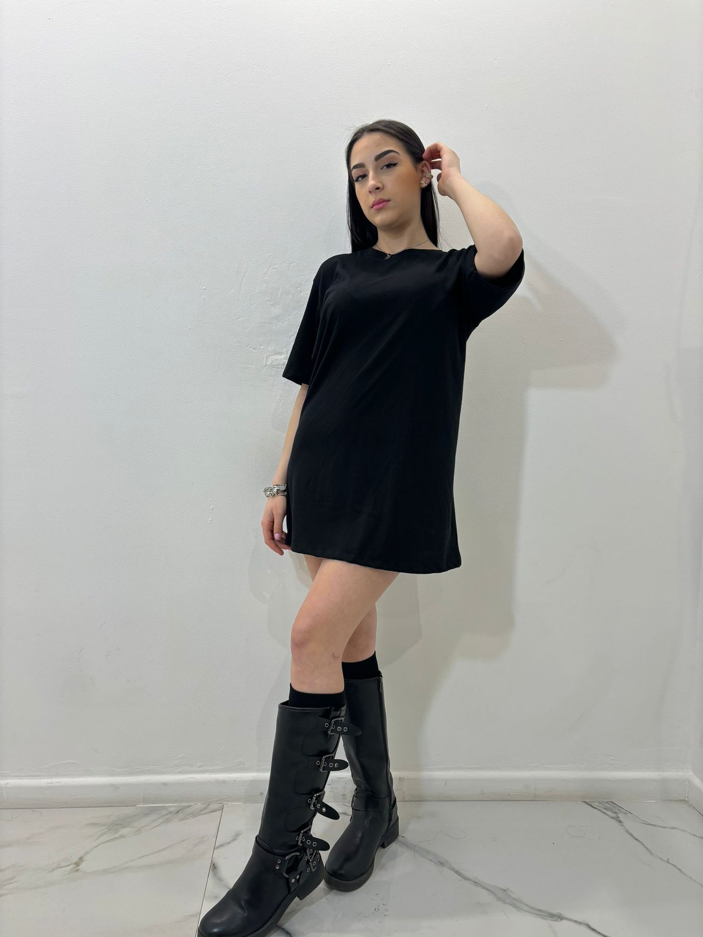 T-shirt over nera